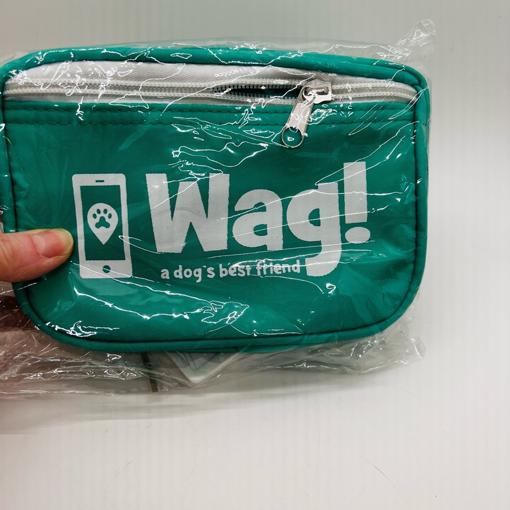 NWT Wag! Dog Walker Fanny Pack with 3 zipper sections In Green and White